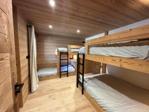 a room with three bunk beds in a cabin at CHALET ALIET 1500 - 18 personnes PEISEY NANCROIX - LES ARCS - LA PLAGNE - PARADISKI in Peisey-Nancroix