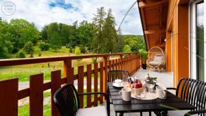 una mesa en un balcón con vistas a un campo en Apartamenty Good Time - Z widokiem na góry, en Szklarska Poręba