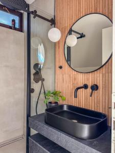 Un baño con un lavabo negro y un espejo. en Cabana Escape Mountain Belis, en Beliş