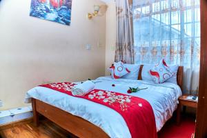 En eller flere senge i et værelse på Cosy 5 bedroom in Garden city