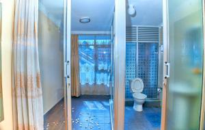 Et badeværelse på Cosy 5 bedroom in Garden city