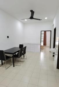une salle à manger avec une table et des chaises et un plafond dans l'établissement Infinity Homestay Bandar Cemerlang, à Ulu Tiram