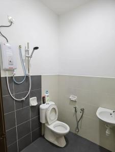 une salle de bains avec douche, toilettes et lavabo dans l'établissement Infinity Homestay Bandar Cemerlang, à Ulu Tiram