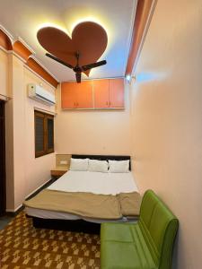 Postel nebo postele na pokoji v ubytování Shree Aanandam Palace