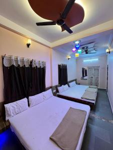 Postel nebo postele na pokoji v ubytování Shree Aanandam Palace