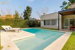 una piscina nel cortile di una casa di Divina casa con parque y Pileta Climatizada en barrio cerrado a Del Viso