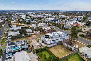 una vista aérea de una ciudad con edificios en Secluded Beach Escape, en Ocean Grove