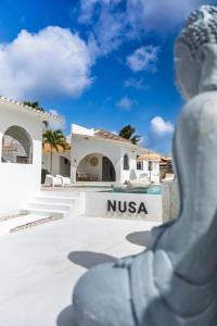 een standbeeld voor een villa bij Nusa B in Jan Thiel