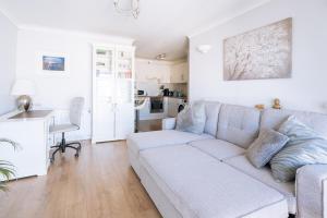 a white living room with a couch and a desk at Modern 2 Bedroom Apartment in Central Dublin in Dublin +15 photos