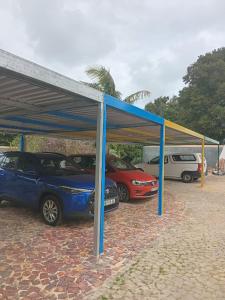 un grupo de coches estacionados en un estacionamiento en Jan se Bo-Kaap Self Catering, en Stormsrivier