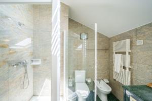 ein Badezimmer mit Toilette und Glasdusche in der Unterkunft Feel Discovery Casa Da Capela Douro Valley in Armamar