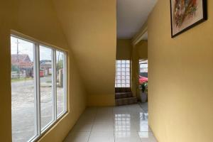 PalopoにあるHotel Warnaの家の中の大きな窓のある空の廊下