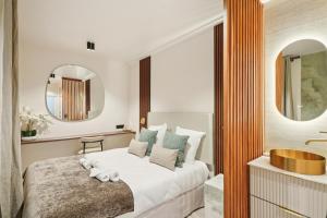 パリにあるLavie Maison Elevated Stay by the Eiffel Towerのベッドと洗面台があるホテルの部屋