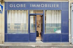 パリにあるLavie Maison Elevated Stay by the Eiffel Towerの青いガラス戸建て入口