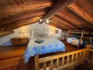 1 dormitorio con 1 cama en un ático con techos de madera en Villa El Molino Blanco, en Molinos de Razón 76 fotos más