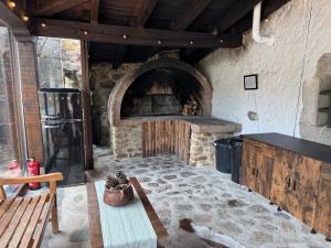 una cocina con un gran horno de piedra en una habitación en Villa El Molino Blanco, en Molinos de Razón
