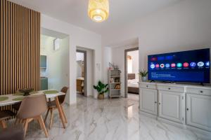 salon z telewizorem i jadalnią w obiekcie Villa Teresina w mieście Tortolì