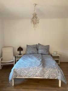 Ένα ή περισσότερα κρεβάτια σε δωμάτιο στο Wohnung mit Blick auf die Nied
