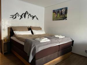 Ένα ή περισσότερα κρεβάτια σε δωμάτιο στο Modern eingerichtete Ferienwohnung Traumtagerl ruhig, zentral, ideal für Familien & Paare