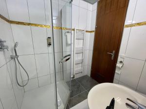 Ένα μπάνιο στο Modern eingerichtete Ferienwohnung Traumtagerl ruhig, zentral, ideal für Familien & Paare +32 φωτογραφίες