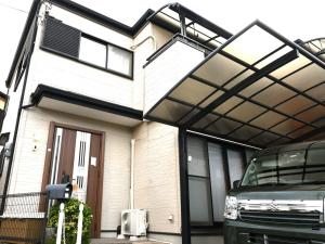 ein LKW, der vor einem Haus parkt in der Unterkunft Villa Izumi Eternity and a Day in Izumi