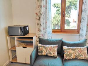 a living room with a couch and a window at Appartamento a due passi da Maria Pia in Alghero