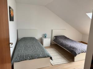 two beds in a small room with at Ferienwohnung Immenzaun in Isernhagen