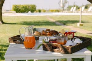 una mesa de picnic con un plato de comida y bebida en Villa Topazio, en Poggiardo
