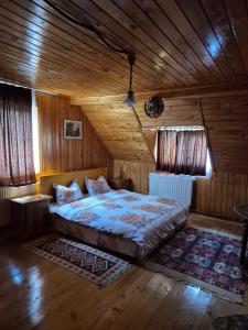 una camera da letto con un letto in una stanza di legno di Kings Valley Retreat Apuseni Mountains a Câmpeni