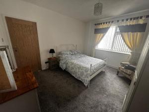 a bedroom with a bed and a window at Chic 2-Bed Loft Bungalow, Cleveleys, Near Beach in Blackpool