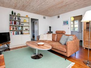 una sala de estar con un sofá y una mesa en Beachside Haven in Marielyst - By Traum Ferienwohnungen, en Bøtø By 19 fotos más