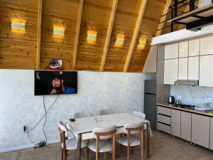 Una cocina con una mesa y sillas en una habitación. en Hostel Qebele, en Gabala
