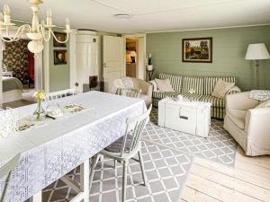 Rydにある5 person holiday home in HÄRADSBÄCK-By Traumのテーブルと椅子のあるキッチンとリビングルーム +35枚の写真
