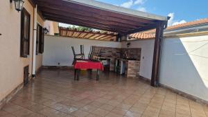 Un patio con una mesa y sillas en una casa. en a due passi dal mare, en Campofelice di Roccella