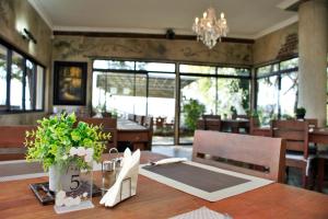 Restaurace v ubytování Monte Crous Hotel, Restaurant and Venue