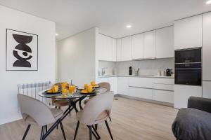 eine Küche mit Esstisch und Stühlen in der Unterkunft Furadouro Pine 'n' Beach Stay in Ovar