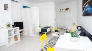 Una sala de estar con una cama, una mesa y sillas. en Studio New Complete 4 pax, en Madrid
