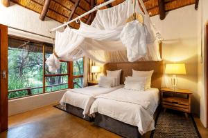 Ένα ή περισσότερα κρεβάτια σε δωμάτιο στο Karongwe - Noka House