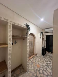 a hallway with a room with a wall with a door at El Campo Mushroom in Nusa Lembongan
