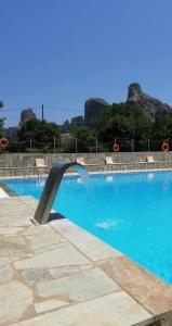 Πισίνα στο ή κοντά στο Farmhouse Meteora Garden
