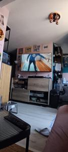 Μια τηλεόραση ή/και κέντρο ψυχαγωγίας στο F2 entier 30m2 à La Porte d'Italie