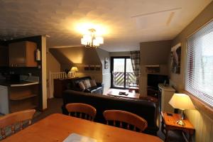 ein Wohnzimmer mit Sofa und Tisch in der Unterkunft Corrieview Lodges in Spean Bridge