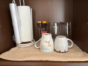 two coffee mugs are sitting on a shelf at 觉罗中央区别莊302室 in Chiba +42 photos