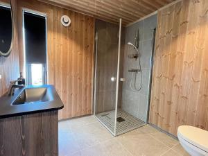 ein Badezimmer mit Waschbecken und Dusche in der Unterkunft Skogsbu - Stylish, Close to Ski centers and hiking trails in Nystølen + 42 Fotos