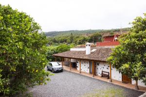 a car parked in the driveway of a house at Casa Rural El Naranjero in Tanque