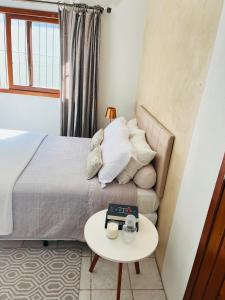 a bedroom with a bed and a table at Estúdio térreo nas margens da Lagoa in Florianópolis