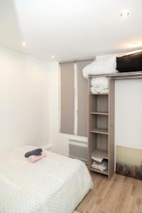 Ένα ή περισσότερα κρεβάτια σε δωμάτιο στο Cosy deux pièces