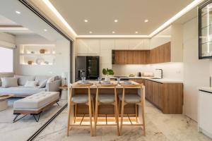 Una cocina y una sala de estar con mesa y sillas. en Luxury Modern Apartment with Stunning Glyfada View, en Atenas