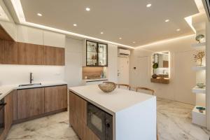 cocina con encimera blanca y fregadero en Luxury Modern Apartment with Stunning Glyfada View, en Atenas