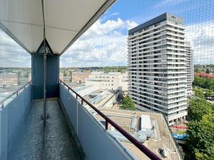 un balcón con vistas a un edificio alto en Bright Modern Apartment in Mülheim an der Ruhr, en Mülheim an der Ruhr